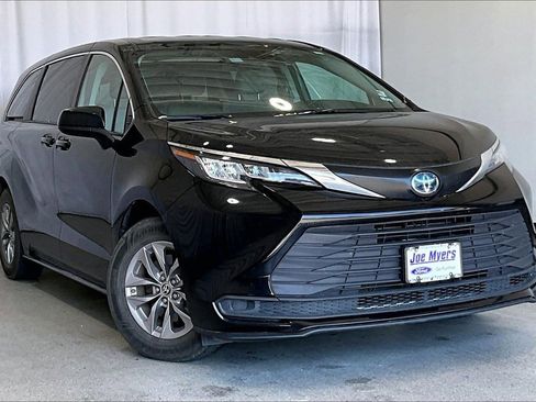 Used 2022 Toyota Sienna LE image 1