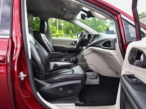 Certified 2023 Chrysler Pacifica Touring-L w/ Uconnect Theater Family Group FWD image 9