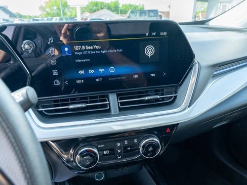 Used 2025 Chevrolet Trax LT FWD image 18