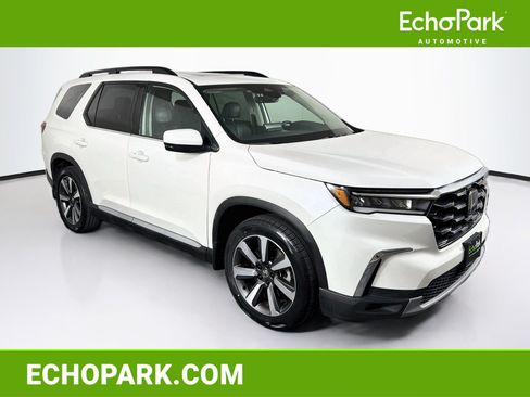 Used 2025 Honda Pilot Touring image 1