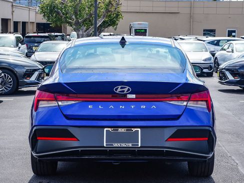 Certified 2025 Hyundai Elantra SEL FWD image 3