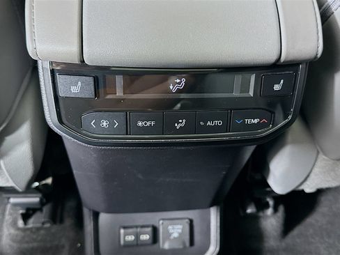 Used 2023 Toyota Highlander Platinum FWD image 26