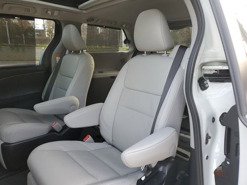 Certified 2017 Toyota Sienna XLE image 14