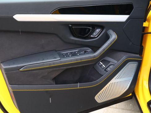 Used 2025 Lamborghini Urus SE AWD/4WD image 16