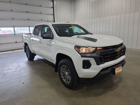 Used 2024 Chevrolet Colorado LT w/ LT Convenience Package II AWD/4WD image 2