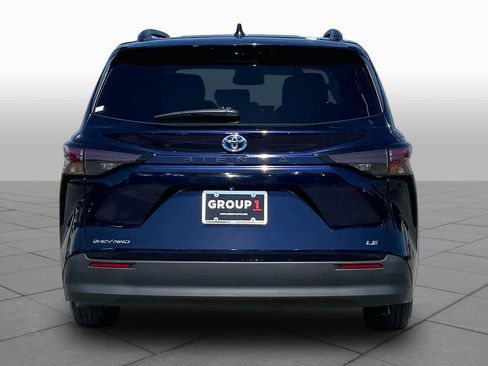 Used 2025 Toyota Sienna LE w/ LE Plus Package AWD/4WD image 5