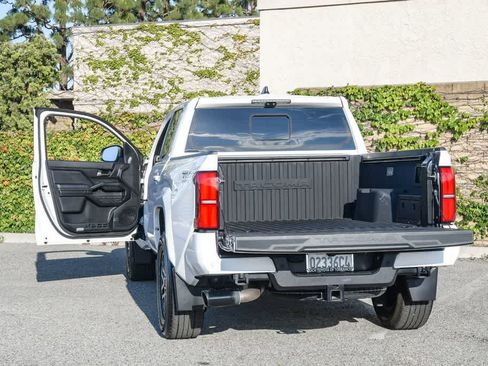 Used 2024 Toyota Tacoma TRD Sport w/ TRD Sport Premium Package AWD/4WD image 32