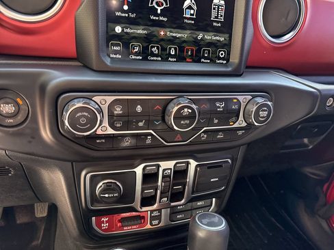 Used 2022 Jeep Wrangler Unlimited Rubicon w/ LED Lighting Group AWD/4WD image 32