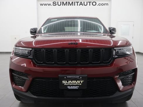 Used 2023 Jeep Grand Cherokee Altitude AWD/4WD image 22