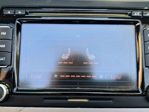 Used 2013 Volkswagen Eos FWD image 32