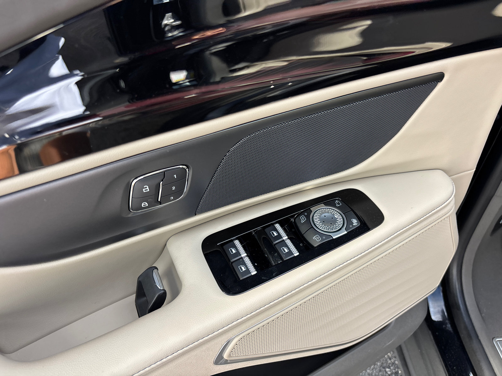 Certified 2025 Lincoln Nautilus Premier AWD/4WD image 12