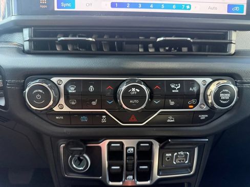 Used 2025 Jeep Wrangler Unlimited Sahara AWD/4WD image 24