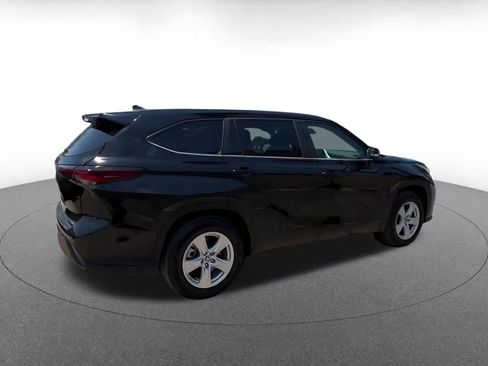 Used 2025 Toyota Highlander LE FWD image 15