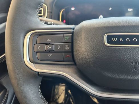 Used 2025 Jeep Wagoneer L Series II AWD/4WD image 27