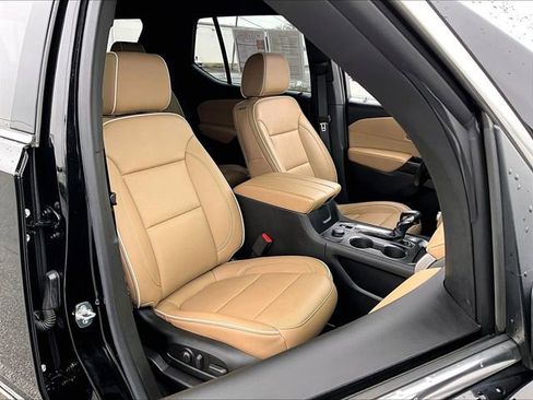 Used 2023 Chevrolet Traverse Premier image 11