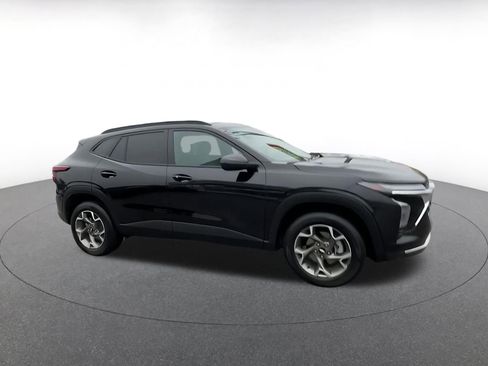 Used 2025 Chevrolet Trax LT w/ LT Convenience Package image 2