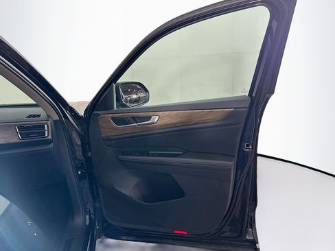 Used 2025 Volkswagen Atlas SE image 33