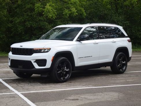 Used 2024 Jeep Grand Cherokee Altitude AWD/4WD image 22