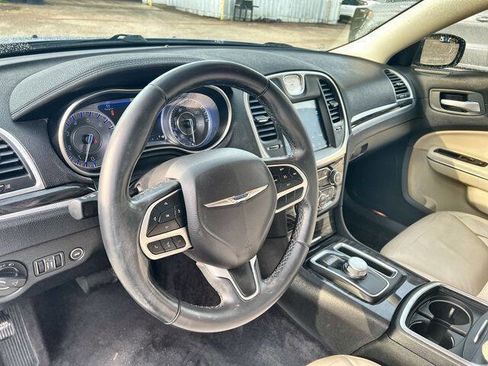 Used 2018 Chrysler 300 Touring L image 11