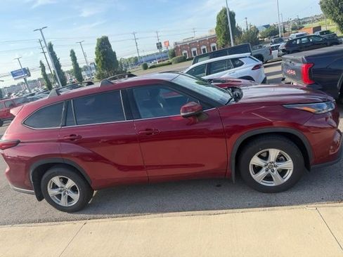 Used 2022 Toyota Highlander LE FWD image 1