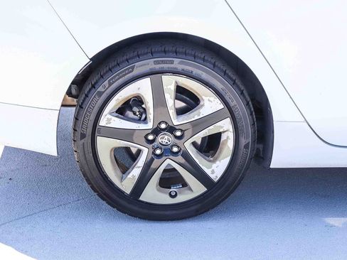Used 2016 Toyota Prius Three Touring FWD image 8