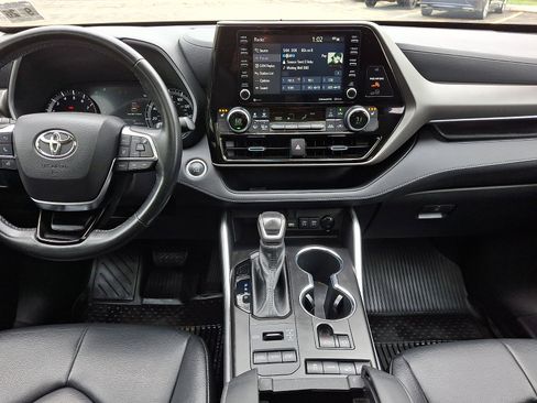 Used 2021 Toyota Highlander XLE AWD/4WD image 15