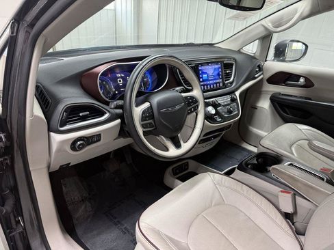 Used 2017 Chrysler Pacifica Limited FWD image 15