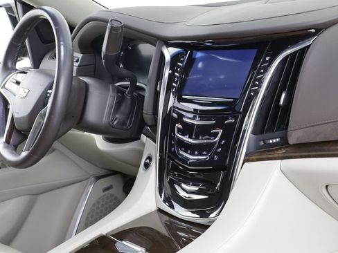 Used 2017 Cadillac Escalade ESV Luxury AWD/4WD image 24