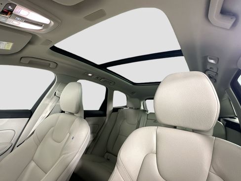 Certified 2023 Volvo XC60 B5 Plus w/ Climate Package image 23