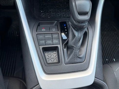 Used 2021 Toyota RAV4 XLE w/ Convenience Package image 16