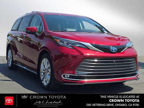 Certified 2024 Toyota Sienna Platinum FWD image 1