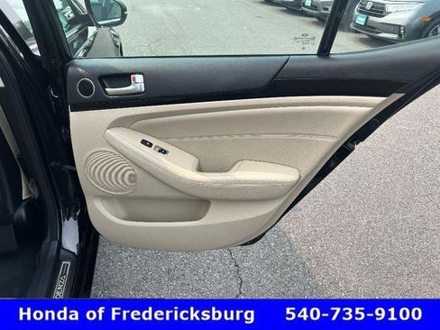 Used 2015 Kia Cadenza Premium w/ Technology Package FWD image 12