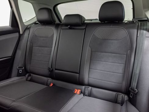 Used 2022 Volkswagen Taos SE w/ Panoramic Sunroof Package FWD image 28