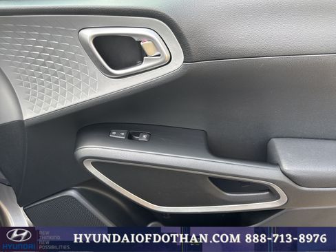 Used 2025 Kia Soul LX w/ LX Technology Package FWD image 17