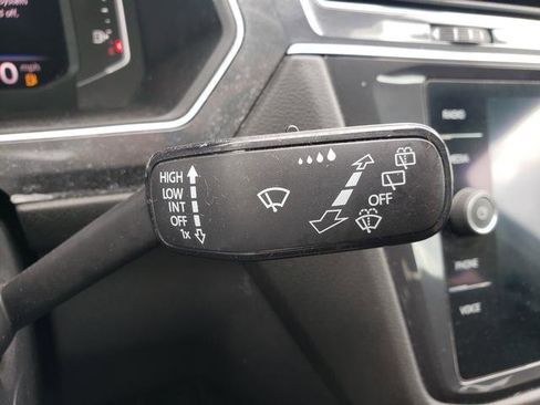 Used 2020 Volkswagen Tiguan SEL AWD/4WD image 28