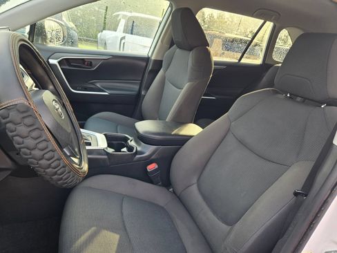 Used 2021 Toyota RAV4 LE FWD image 21