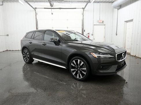 Used 2020 Volvo V60 T5 Cross Country image 2