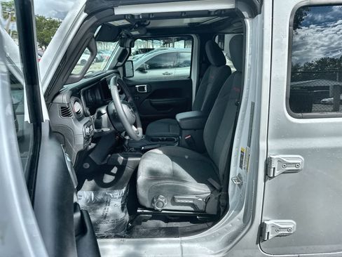 Used 2024 Jeep Wrangler Unlimited Rubicon AWD/4WD image 2