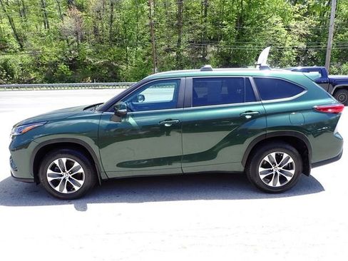 Used 2023 Toyota Highlander XLE AWD/4WD image 9