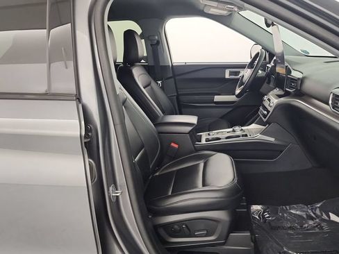 Used 2024 Ford Explorer XLT w/ Equipment Group 202A AWD/4WD image 31