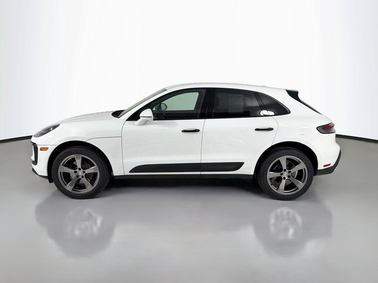 Used 2022 Porsche Macan AWD/4WD image 2
