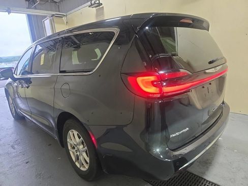 Used 2023 Chrysler Pacifica Touring-L FWD image 16