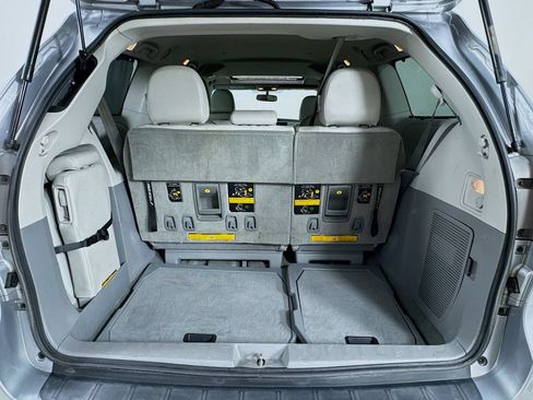Used 2013 Toyota Sienna XLE FWD image 32