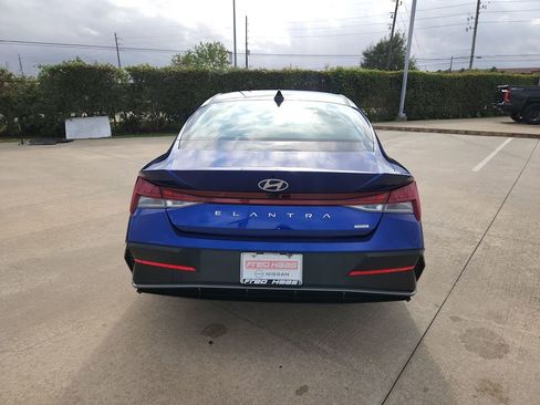 Used 2025 Hyundai Elantra Limited image 6