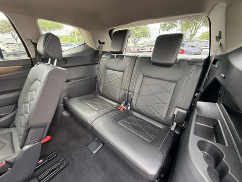 Used 2025 Volkswagen Atlas SE image 31