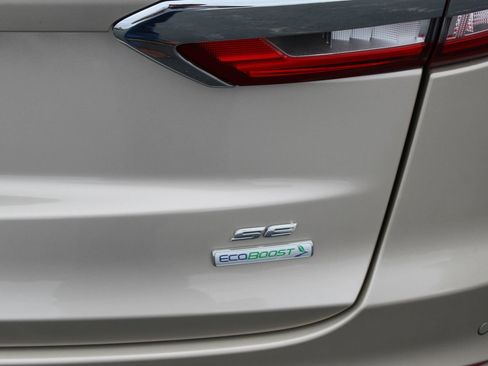 Used 2019 Ford Fusion SE image 12