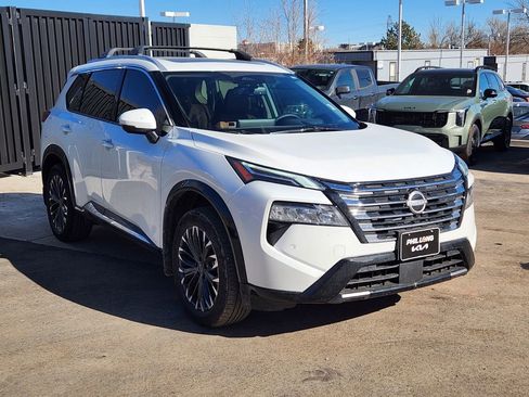 Used 2025 Nissan Rogue Platinum w/ Platinum Premium Package image 3