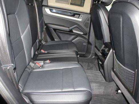 Used 2024 Porsche Cayenne AWD/4WD image 30