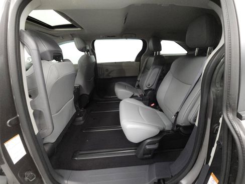 Used 2024 Toyota Sienna XLE image 5