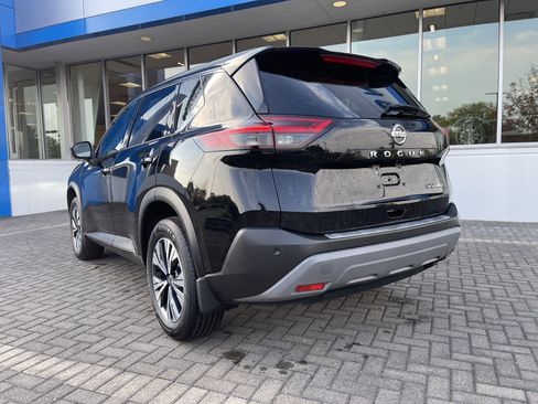 Used 2021 Nissan Rogue SV image 3